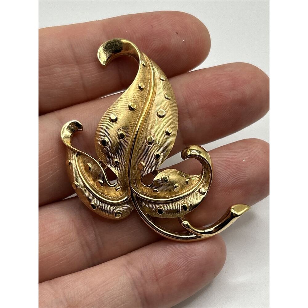Vintage Crown Trifari‎ Brushed Gold Leaf Dot Design Brooch Pin Signed